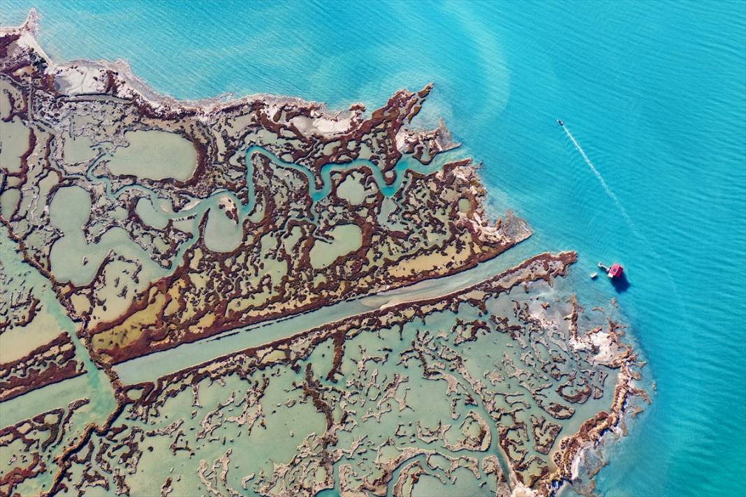 Yumurtalık Lagünü’nde su yüzeyindeki doğal şekiller dikkati çekiyor 1